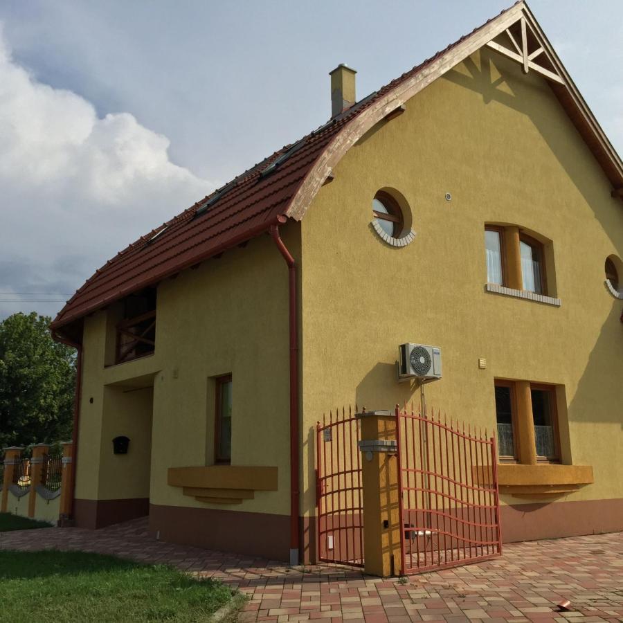 Tiborc Apartman Gyula Exterior foto