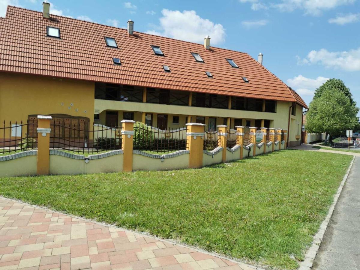 Tiborc Apartman Gyula Exterior foto