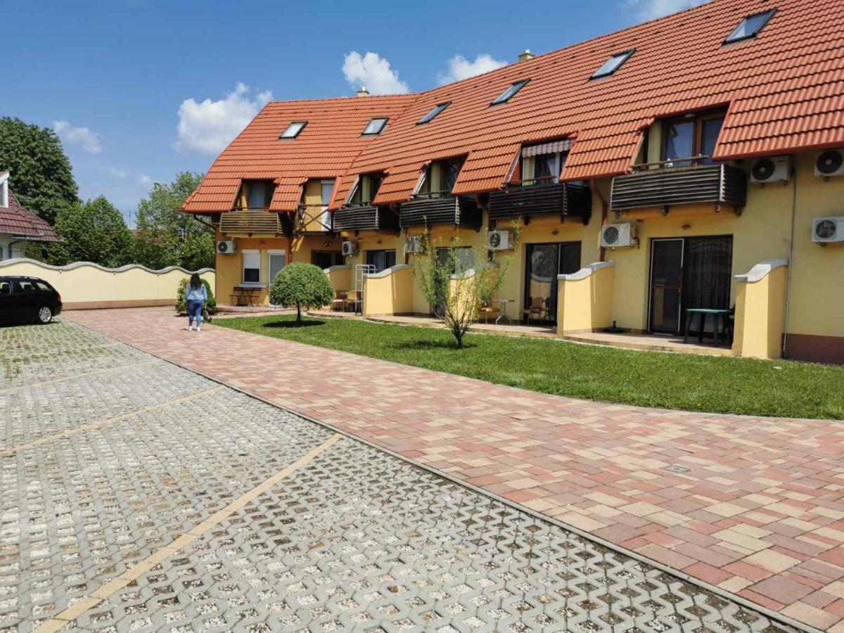 Tiborc Apartman Gyula Exterior foto